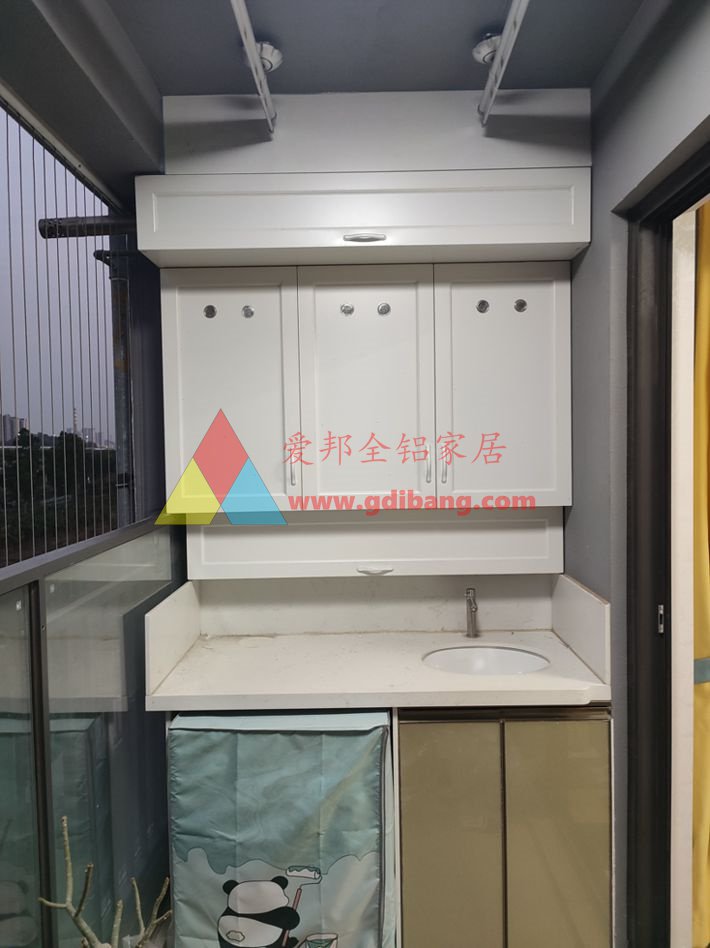 海上明月11栋04户型 肤感白柜门柜体同色带拉手  特殊吊柜