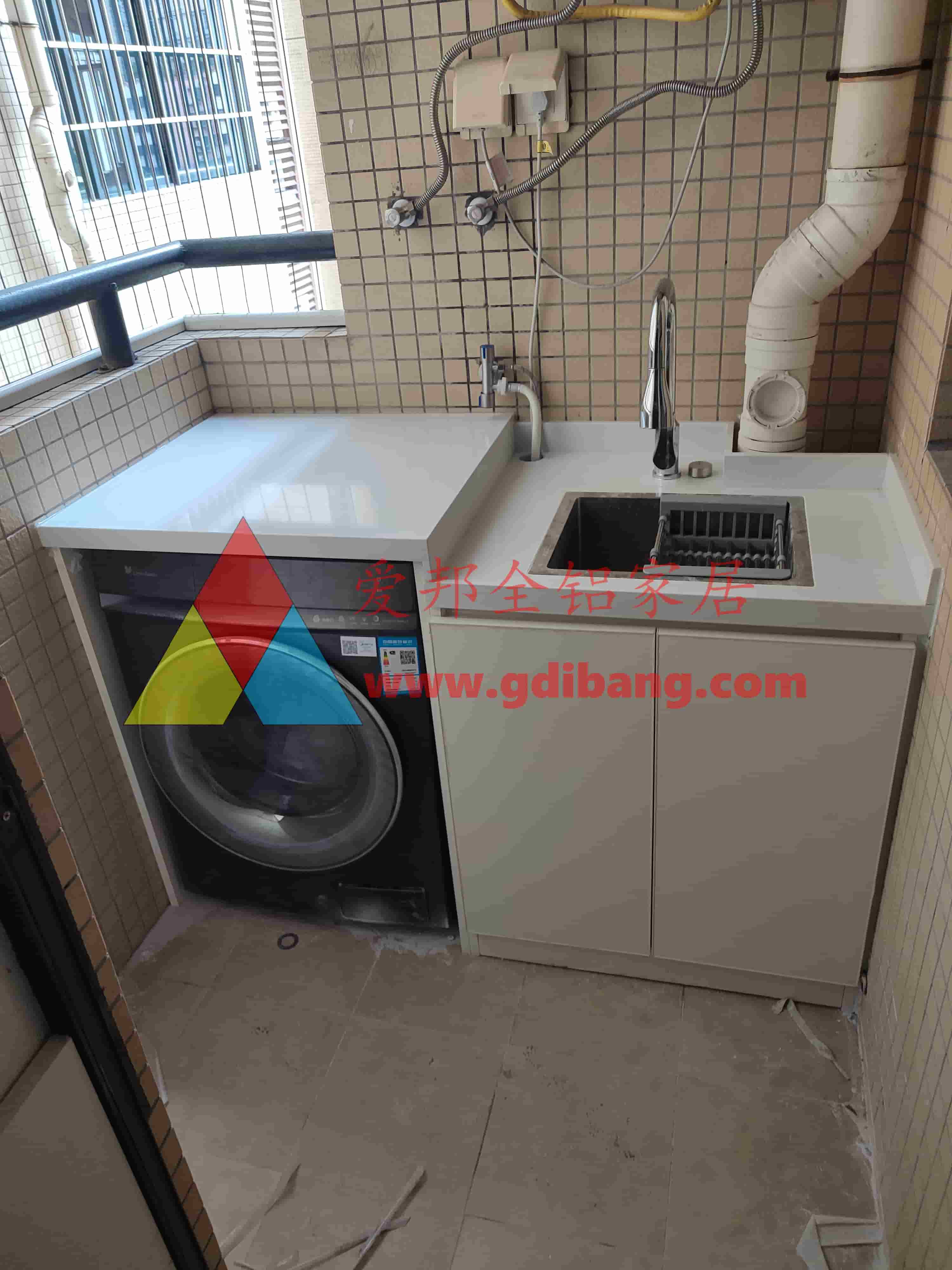 黄埔花园E3-06 肤感卡其色 铝合金阳台柜 石英石一体盆