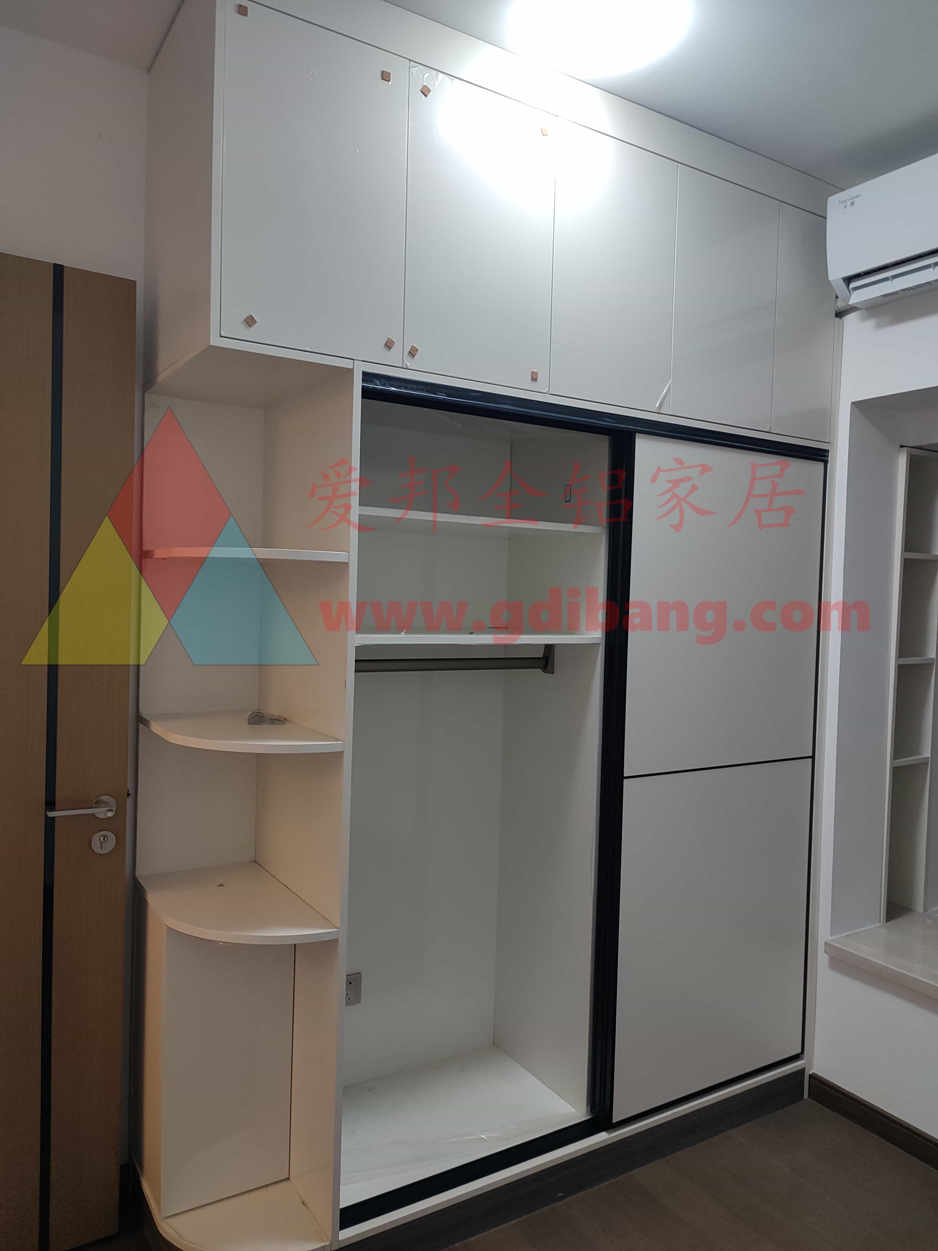 星河荣誉A2-04  肤感白 铝合金衣柜