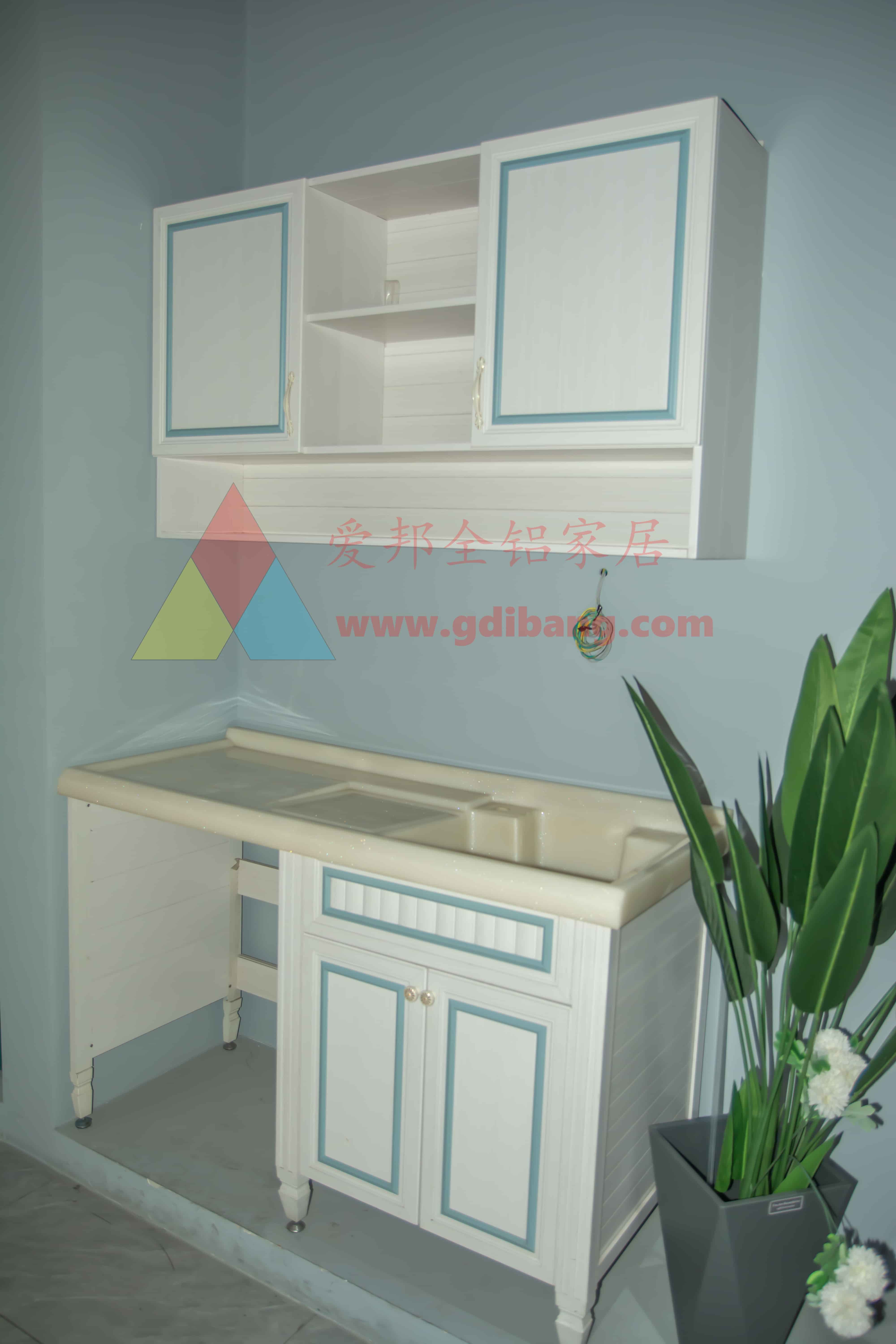 肤感白带浅蓝色 铝合金阳台柜