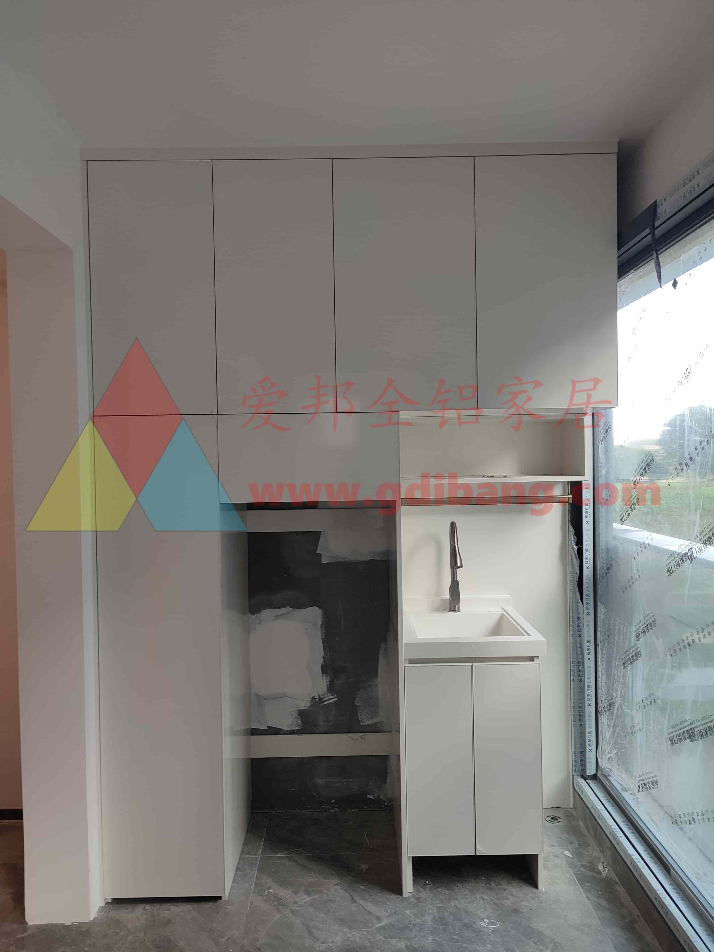 和越府10-03   肤感白 石英石一体盆  铝合金阳台柜