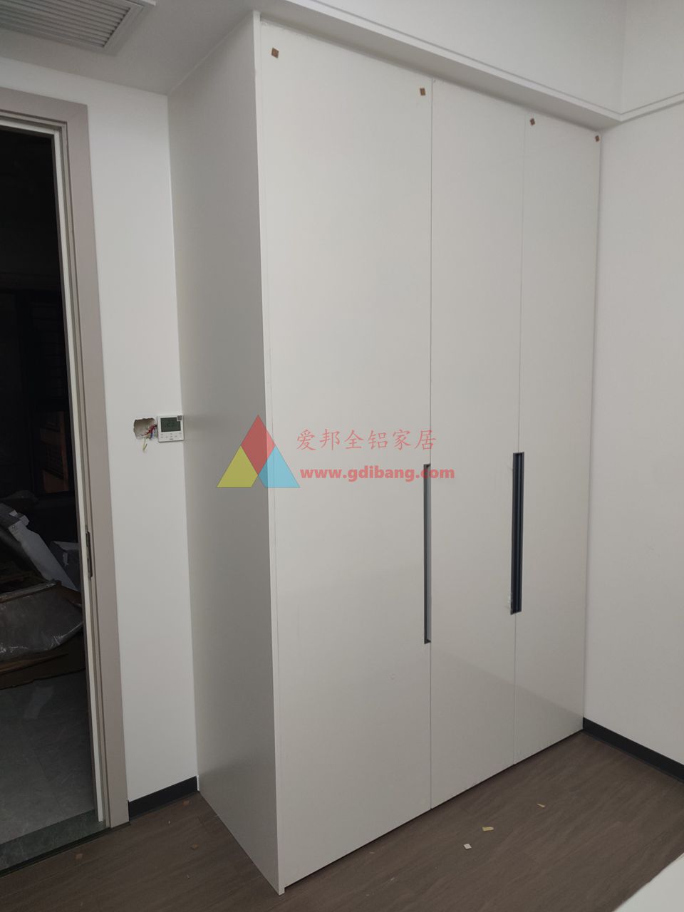 金融城9-1栋06户型  肤感白同色  房间衣柜