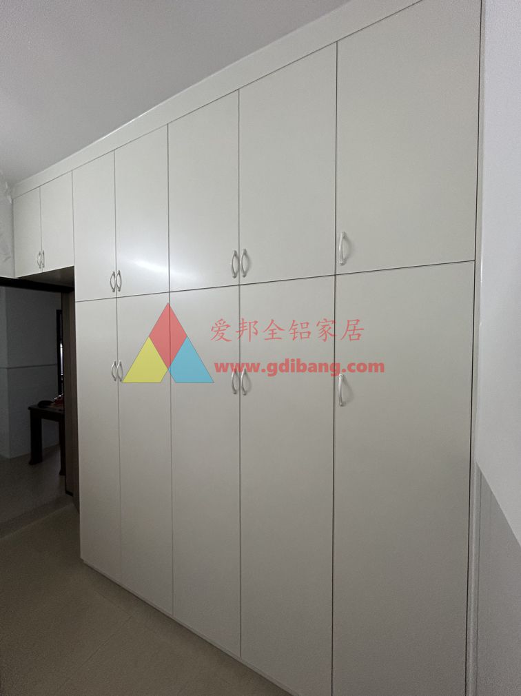 荔花二街5号02户型  铝合金阳台衣柜  满墙衣柜  门上沿