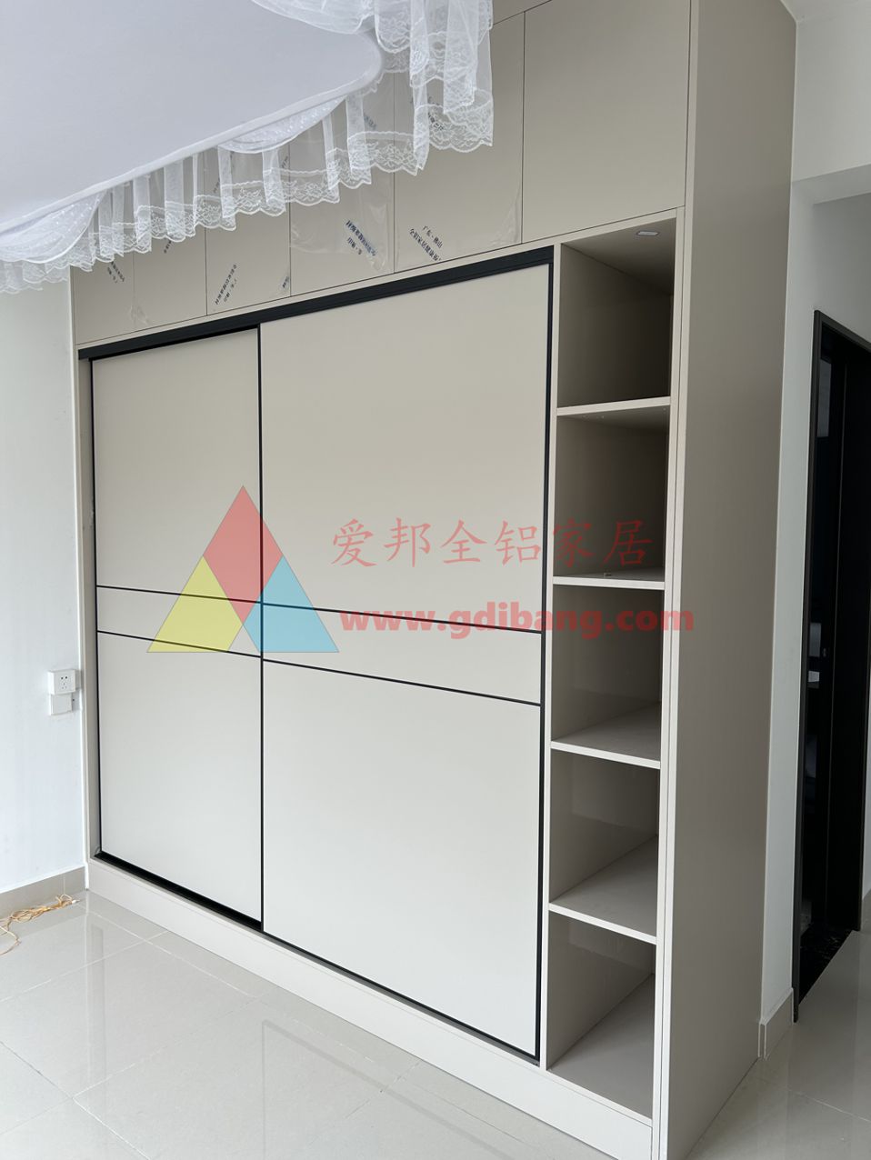 麒麟新城4b栋02户型【肤感卡其】推拉门衣柜  一边有开放格